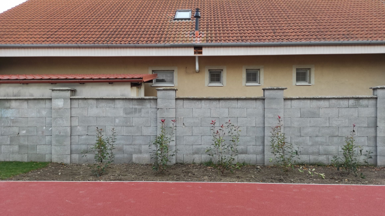 Fotografia fotogalérie Realizácia zelených plôch v areáli ZŠ Rovinka - foto