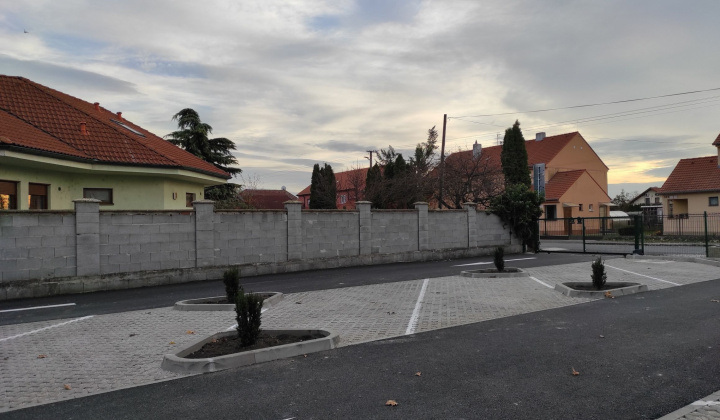 3. fotografia fotogalérie Realizácia zelených plôch v areáli ZŠ Rovinka - foto