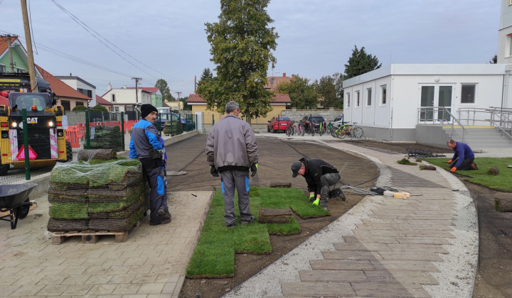 25. fotografia fotogalérie Realizácia zelených plôch v areáli ZŠ Rovinka - foto