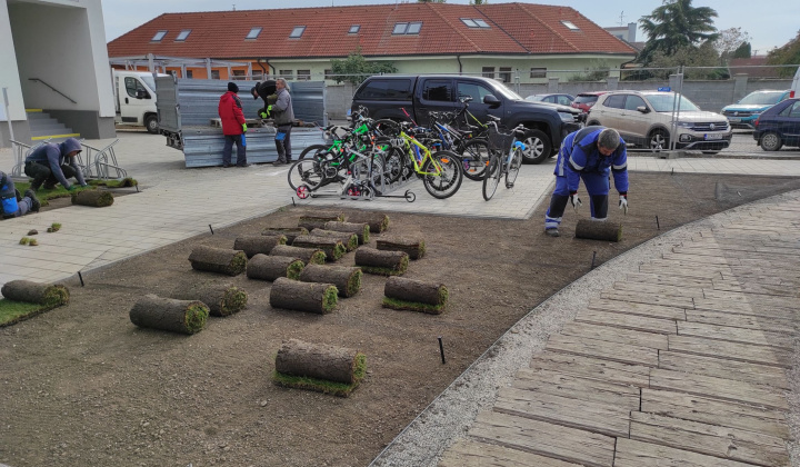 27. fotografia fotogalérie Realizácia zelených plôch v areáli ZŠ Rovinka - foto