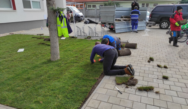 28. fotografia fotogalérie Realizácia zelených plôch v areáli ZŠ Rovinka - foto