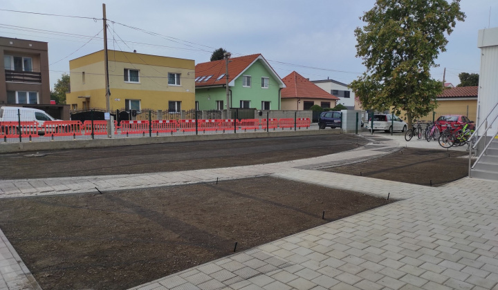 29. fotografia fotogalérie Realizácia zelených plôch v areáli ZŠ Rovinka - foto