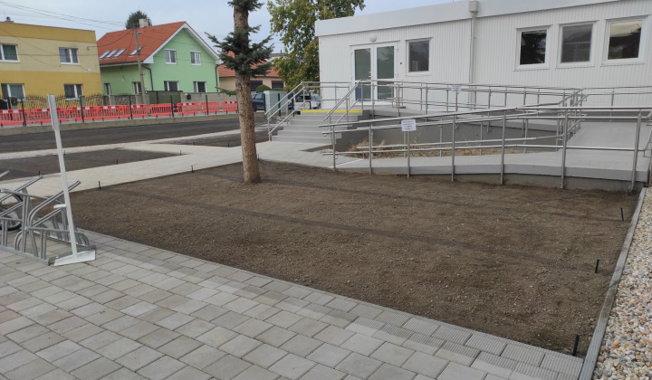 30. fotografia fotogalérie Realizácia zelených plôch v areáli ZŠ Rovinka - foto