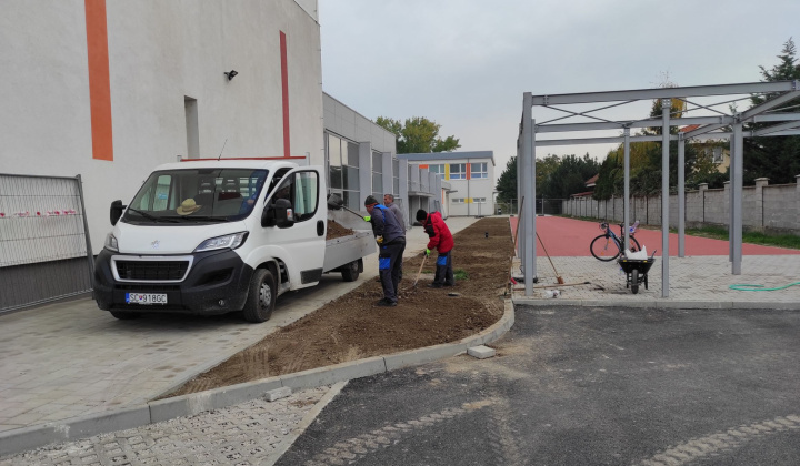 31. fotografia fotogalérie Realizácia zelených plôch v areáli ZŠ Rovinka - foto