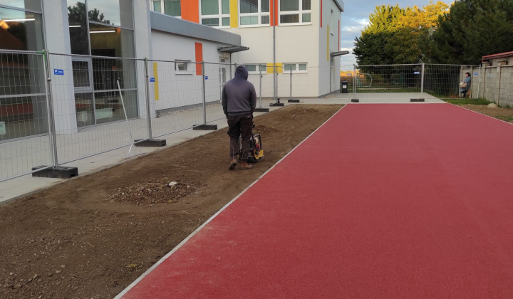 32. fotografia fotogalérie Realizácia zelených plôch v areáli ZŠ Rovinka - foto