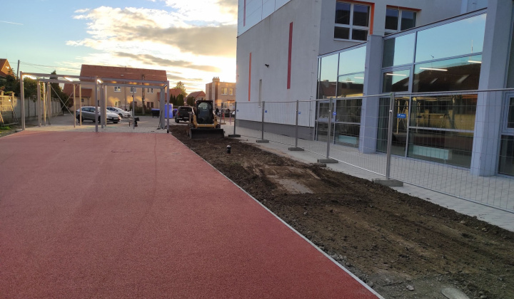 33. fotografia fotogalérie Realizácia zelených plôch v areáli ZŠ Rovinka - foto