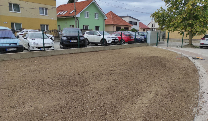 34. fotografia fotogalérie Realizácia zelených plôch v areáli ZŠ Rovinka - foto