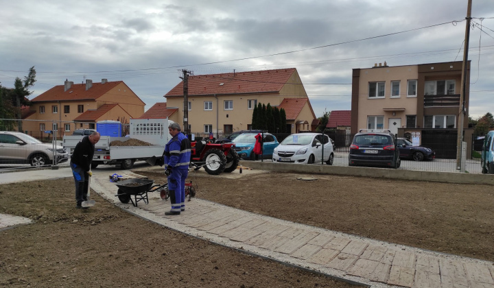 35. fotografia fotogalérie Realizácia zelených plôch v areáli ZŠ Rovinka - foto