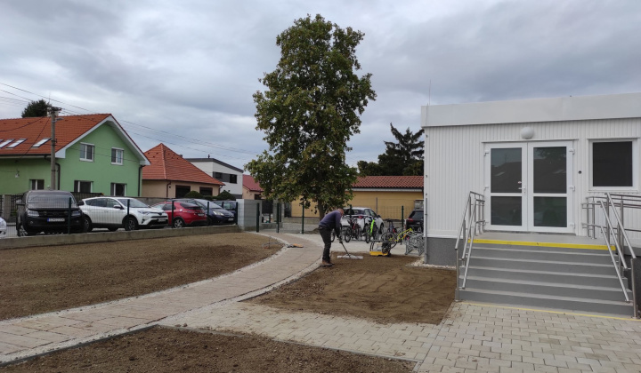 36. fotografia fotogalérie Realizácia zelených plôch v areáli ZŠ Rovinka - foto