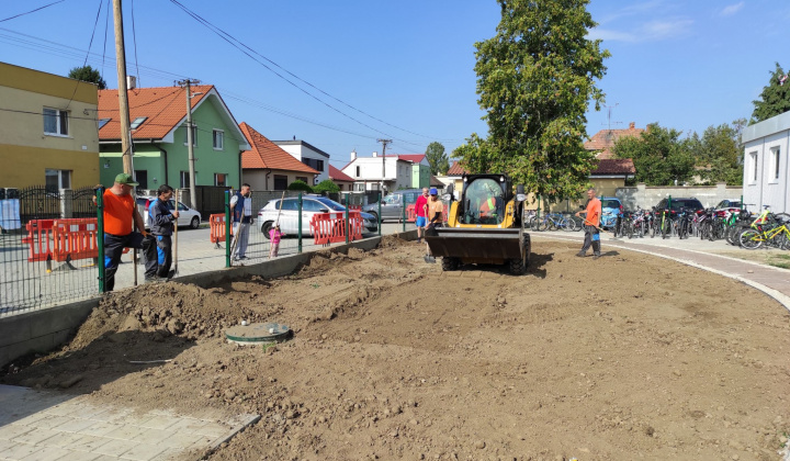 37. fotografia fotogalérie Realizácia zelených plôch v areáli ZŠ Rovinka - foto