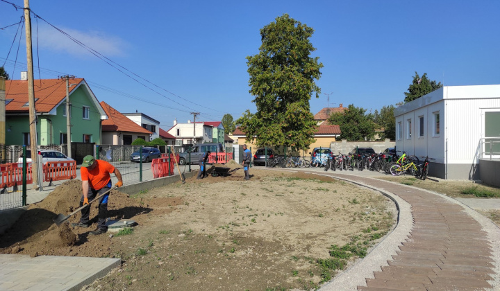 38. fotografia fotogalérie Realizácia zelených plôch v areáli ZŠ Rovinka - foto