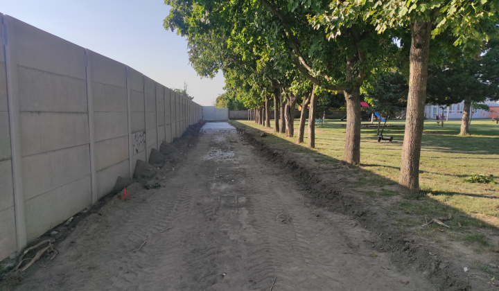 2. fotografia fotogalérie Projekty financované z dotácií / Atletická dráha s doskočiskom do piesku pri MŠ Rovinka - foto