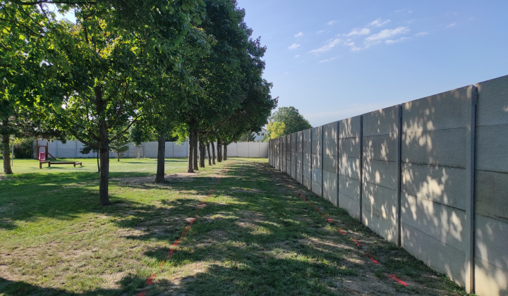 1. fotografia fotogalérie Projekty financované z dotácií / Atletická dráha s doskočiskom do piesku pri MŠ Rovinka - foto