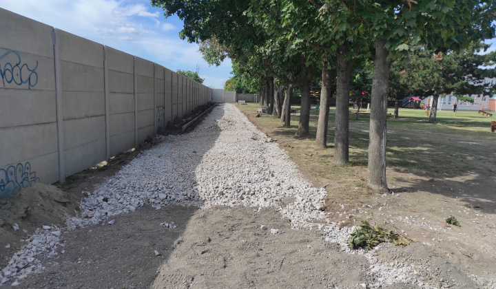 3. fotografia fotogalérie Projekty financované z dotácií / Atletická dráha s doskočiskom do piesku pri MŠ Rovinka - foto