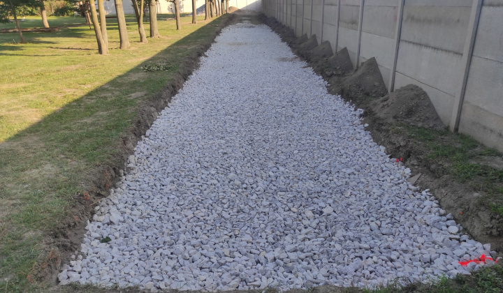 4. fotografia fotogalérie Projekty financované z dotácií / Atletická dráha s doskočiskom do piesku pri MŠ Rovinka - foto