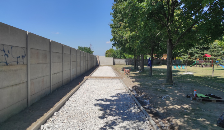 5. fotografia fotogalérie Projekty financované z dotácií / Atletická dráha s doskočiskom do piesku pri MŠ Rovinka - foto