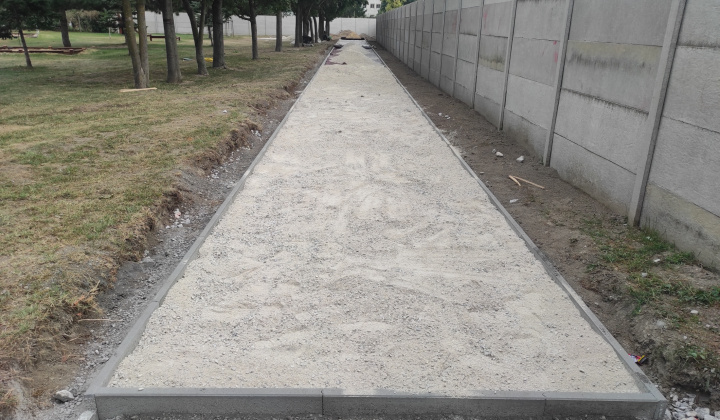 6. fotografia fotogalérie Projekty financované z dotácií / Atletická dráha s doskočiskom do piesku pri MŠ Rovinka - foto