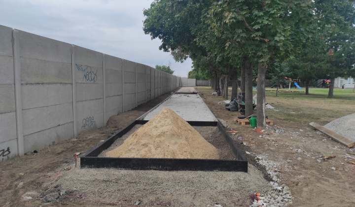 7. fotografia fotogalérie Projekty financované z dotácií / Atletická dráha s doskočiskom do piesku pri MŠ Rovinka - foto