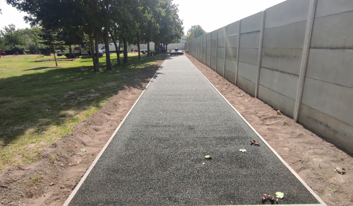 8. fotografia fotogalérie Projekty financované z dotácií / Atletická dráha s doskočiskom do piesku pri MŠ Rovinka - foto