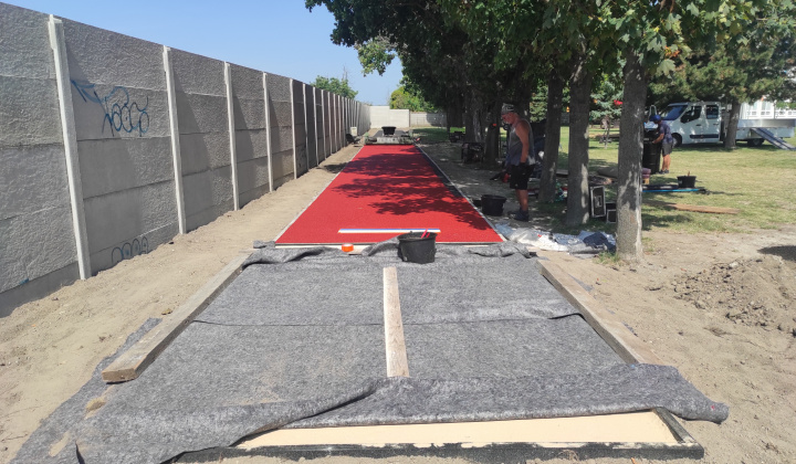 9. fotografia fotogalérie Projekty financované z dotácií / Atletická dráha s doskočiskom do piesku pri MŠ Rovinka - foto