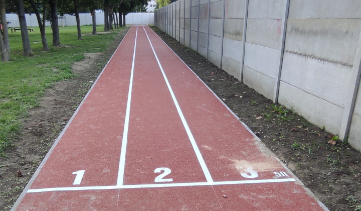 10. fotografia fotogalérie Projekty financované z dotácií / Atletická dráha s doskočiskom do piesku pri MŠ Rovinka - foto