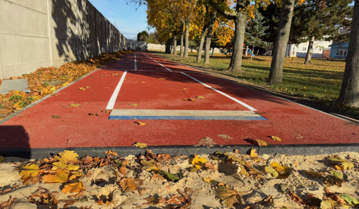 12. fotografia fotogalérie Projekty financované z dotácií / Atletická dráha s doskočiskom do piesku pri MŠ Rovinka - foto