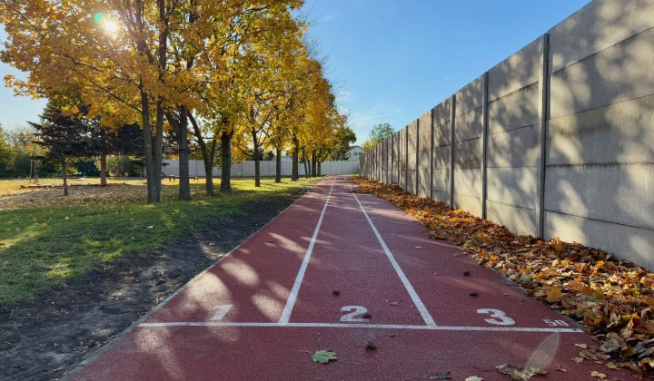 11. fotografia fotogalérie Projekty financované z dotácií / Atletická dráha s doskočiskom do piesku pri MŠ Rovinka - foto