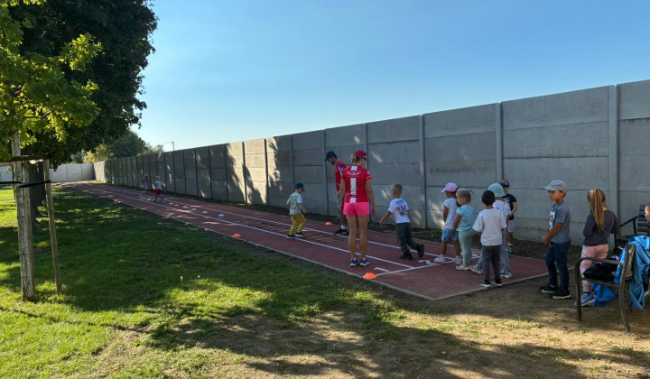 13. fotografia fotogalérie Projekty financované z dotácií / Atletická dráha s doskočiskom do piesku pri MŠ Rovinka - foto