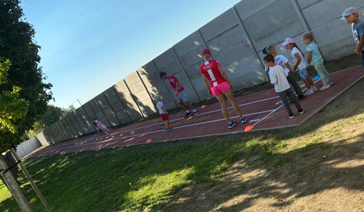 14. fotografia fotogalérie Projekty financované z dotácií / Atletická dráha s doskočiskom do piesku pri MŠ Rovinka - foto