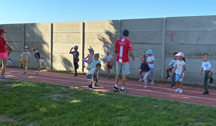 15. fotografia fotogalérie Projekty financované z dotácií / Atletická dráha s doskočiskom do piesku pri MŠ Rovinka - foto