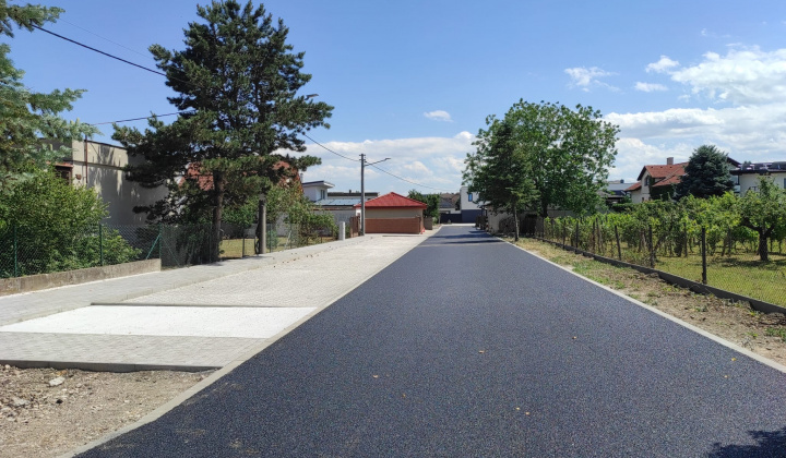 2. fotografia fotogalérie Aktuality / Výsadba stromov na Zelenej ulici - foto