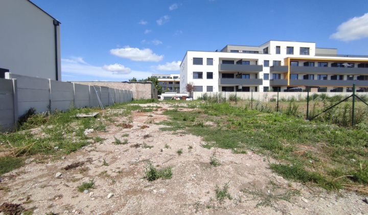 1. fotografia fotogalérie Projekty financované z dotácií / Ihrisko Orechová - prípravné práce - foto