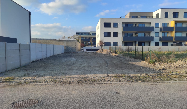 3. fotografia fotogalérie Projekty financované z dotácií / Ihrisko Orechová - prípravné práce - foto