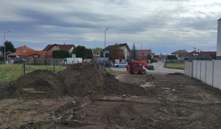 4. fotografia fotogalérie Projekty financované z dotácií / Ihrisko Orechová - prípravné práce - foto