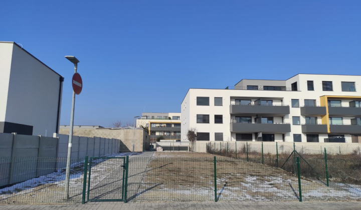 8. fotografia fotogalérie Projekty financované z dotácií / Ihrisko Orechová - prípravné práce - foto