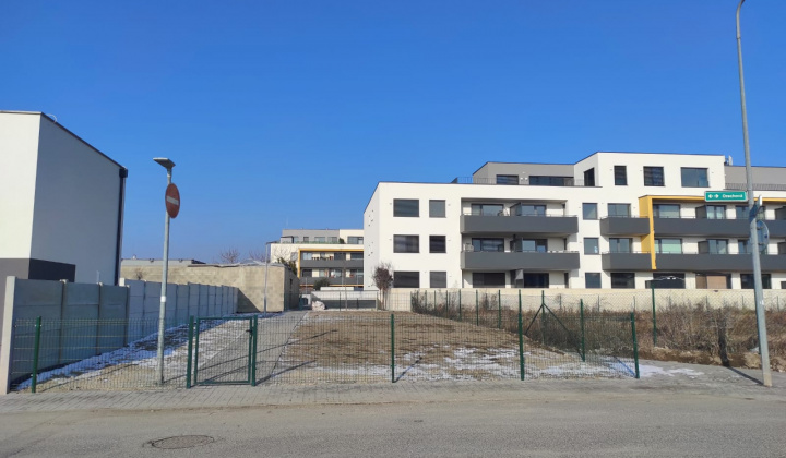 9. fotografia fotogalérie Projekty financované z dotácií / Ihrisko Orechová - prípravné práce - foto