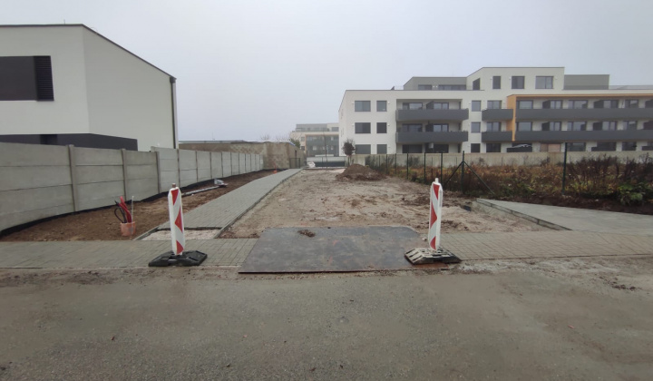 7. fotografia fotogalérie Projekty financované z dotácií / Ihrisko Orechová - prípravné práce - foto