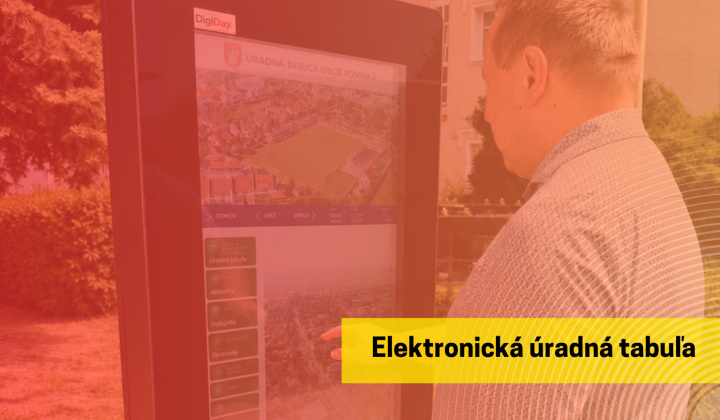 Fotka - Nová elektronická úradná tabuľa v centre Rovinky